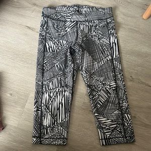 Under Armour medium crop leggings. Great condition!